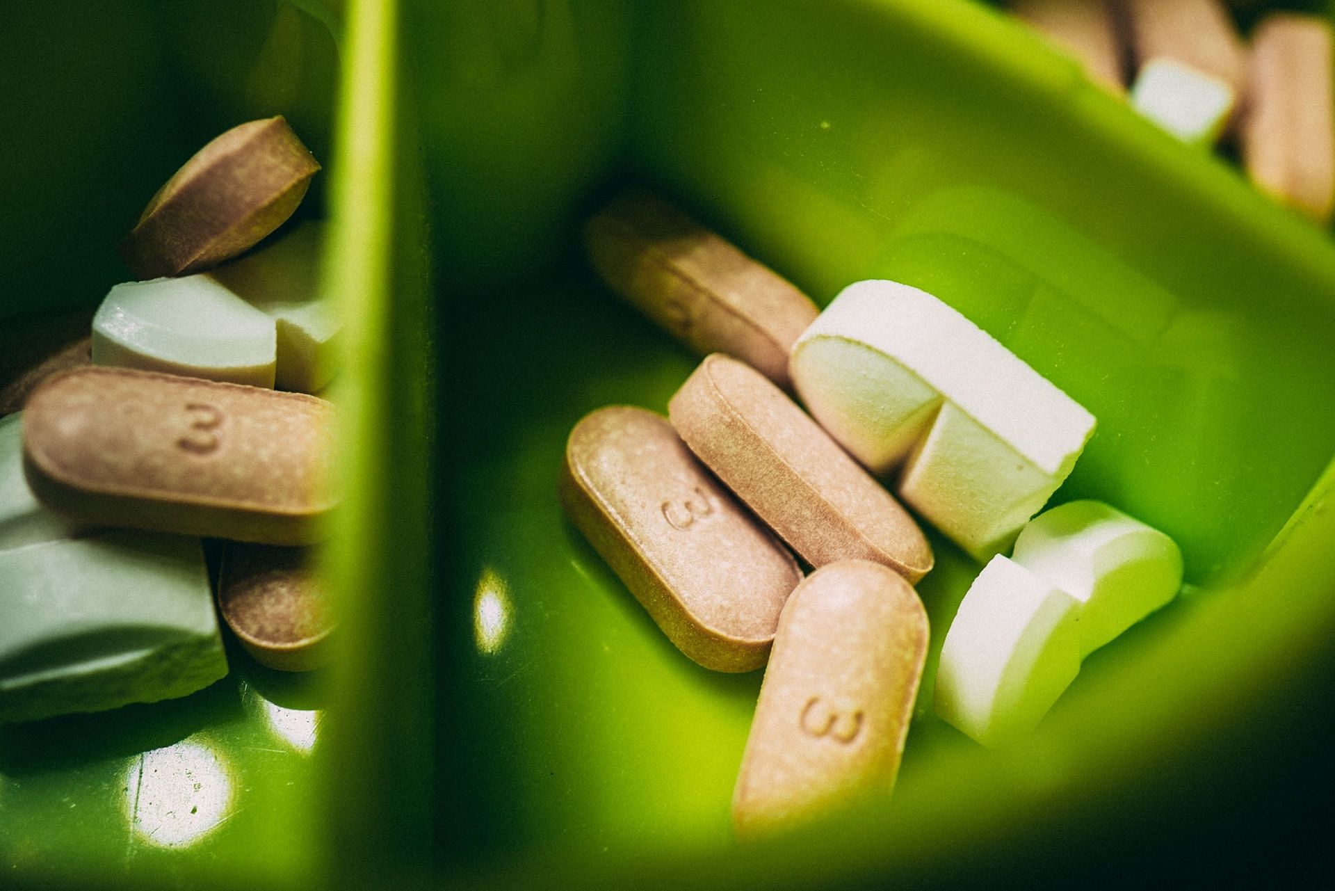 Tablets (Image via Unsplash/Mika)